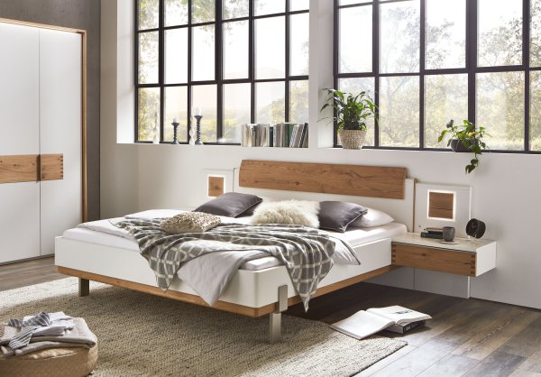 Bettanlage mit Holzkopfteil und aufgesetztem Holz-Formteil