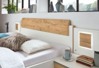 Bettanlage mit Holzkopfteil und aufgesetztem Holz-Formteil