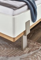 Bettanlage mit Holzkopfteil und aufgesetztem Holz-Formteil